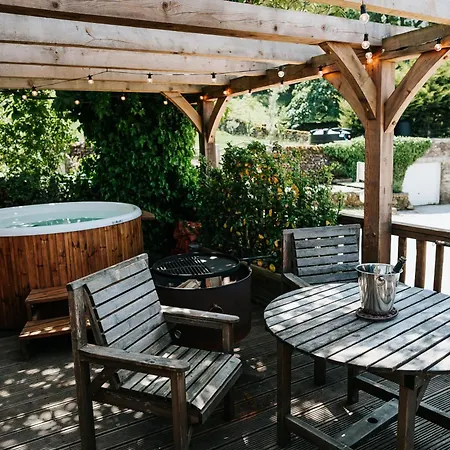 Timber With Hot Tubs Chalet *